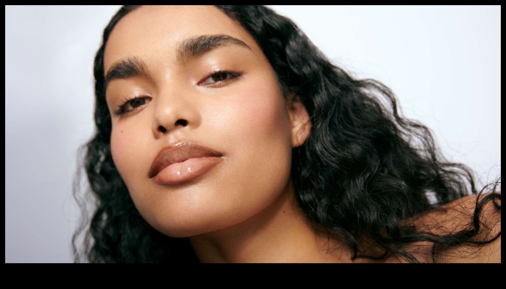 רענן ונשי: השגת מראה צעיר ותוסס עם איפור טבעי