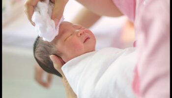 טיפוח עדין: טיפול אוהב בתינוק שלך