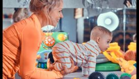 ניצחונות זעירים חוגגים את אבני הדרך הראשונות של תינוקך בלי צעצועים 5 ניצחונות זעירים: חוגגים אבני דרך עם הצעצועים הראשונים של התינוק