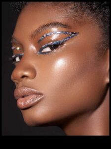 זיווג צלליות והדגשות: שפר את התכונות שלך עם דיוק